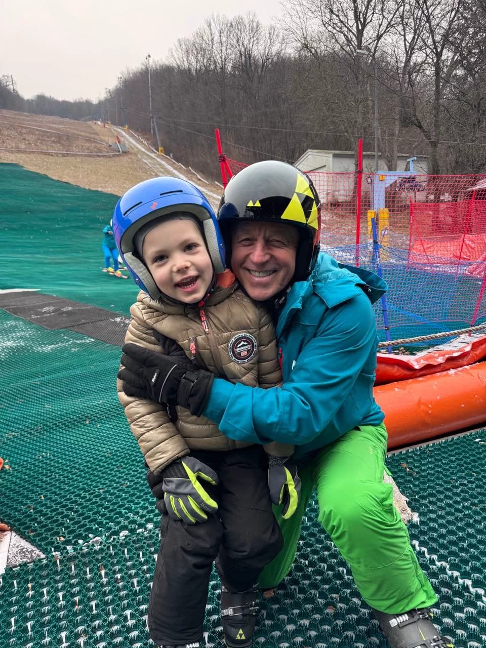 Anton beim Unterrichten eines kleinen Kindes